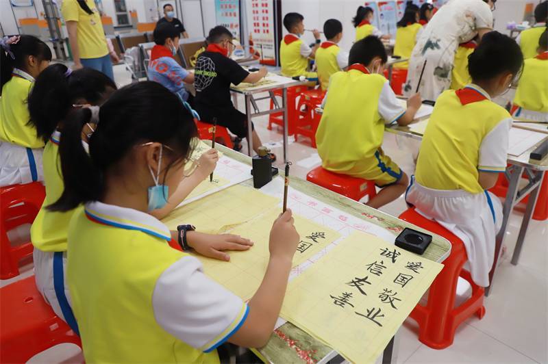 2021年7月10日，鄂州市科協(xié)組織蓮花小學(xué)學(xué)生在鄂州市科技館開(kāi)展社會(huì)主義核心價(jià)值觀系列活動(dòng)，圖為開(kāi)展的遨游翰墨筑夢(mèng)華夏書(shū)法活動(dòng)，學(xué)生認(rèn)真寫(xiě)字中.jpg