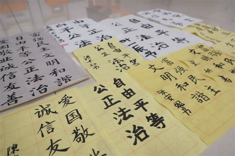 2021年7月10日，鄂州市科協(xié)組織蓮花小學(xué)學(xué)生在鄂州市科技館開(kāi)展社會(huì)主義核心價(jià)值觀系列活動(dòng)，圖為開(kāi)展的遨游翰墨筑夢(mèng)華夏書(shū)法活動(dòng)，學(xué)生作品.jpg
