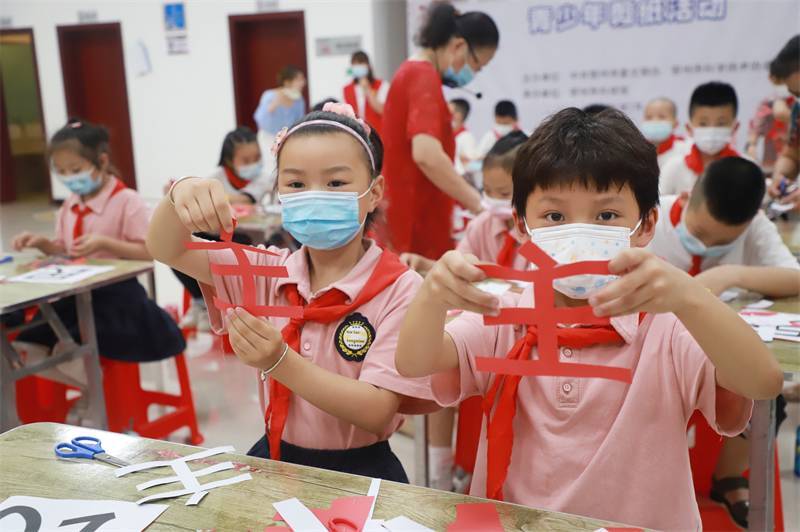 2021年7月10日，鄂州市科協(xié)組織落駕坪小學(xué)學(xué)生在鄂州市科技館開(kāi)展社會(huì)主義核心價(jià)值觀系列活動(dòng)，圖為開(kāi)展的紅色剪影圓夢(mèng)中華剪紙活動(dòng)，同學(xué)們展示自己的半成品.jpg