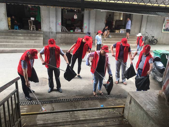 圖為6月28日，市科協(xié)副主席陳少斌（右一）帶領(lǐng)科普志愿者在考棚社區(qū)十字街路開展衛(wèi)生大掃除。.JPG