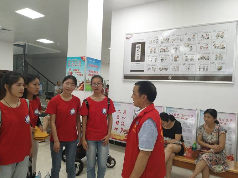 2019年7月28日，市科技館組織武昌理工學院知行書苑支教隊20名志愿者參觀科技館，并開展社會主義核心價值觀教育實踐活動。圖為市科技館志愿者對參觀人員宣傳社會主義核心價值觀.jpg