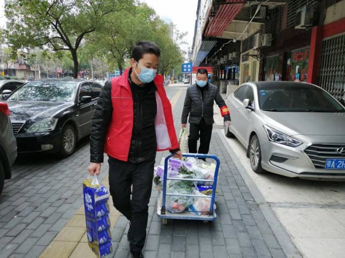 疫情期間，市科協(xié)給社區(qū)困難群體發(fā)放生活物資 (1).jpg