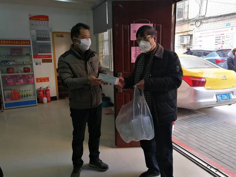 3.市科協(xié)向考棚社區(qū)捐贈(zèng)口罩400個(gè)_副本.jpg