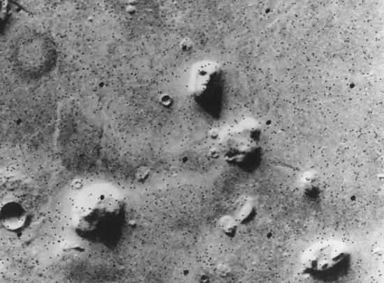 火星上的臉 圖片來(lái)源：Viking 1， NASA - Viking 1 Orbiter， image F035A72 （Viking CD-ROM Volume 10）